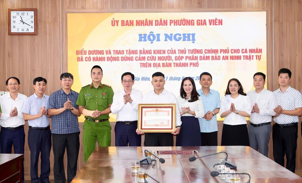 Lãnh đạo thành phố trao Bằng khen của Thủ tướng Chính phủ tặng anh Phạm Thế Huy Hoàng (phường Dương Kinh, Hải Phòng) vì đã có hành động dũng cảm cứu người. Ảnh: Cổng TTĐT Hải Phòng