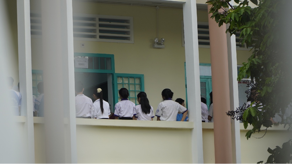 Candidatos rindiendo el examen de Literatura en la mañana del 11 de junio en el centro de examen de la Escuela Secundaria Internado Étnico An Giang 1 (barrio de Rach Gia). Foto: Nguyen Anh