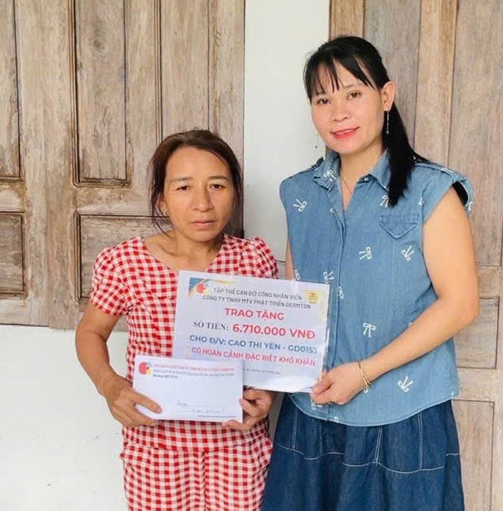 Công đoàn xã Chiên Đàn trao quà cho đoàn viên, người lao động có hoàn cảnh khó khăn. Ảnh: Công đoàn Chiên Đàn