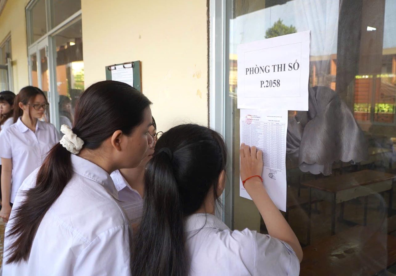 Ho Chi Minh City recorded 3 Literature exam questions with printing errors in the morning exam session of June 11, the exam council opened backup exam questions for processing. Photo: Chan Phuc