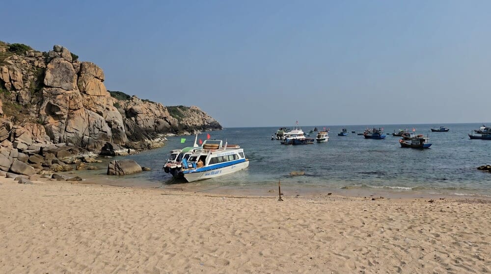 Canoes will help families have interesting experiences when vacationing at the beach. Photo: Tuan Dat