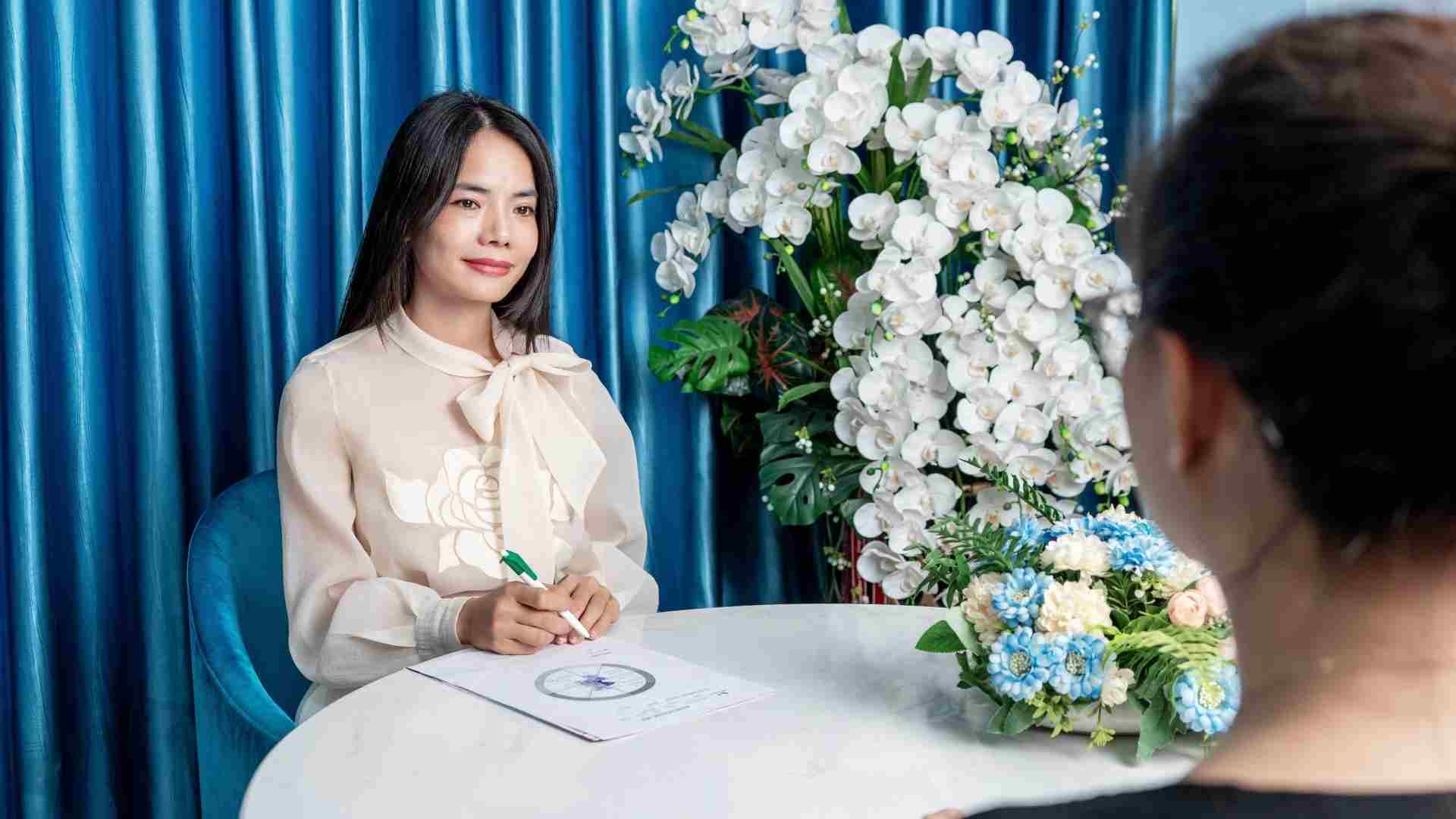 Chuyên gia tâm lý Mai Ngọc Quyên chỉ ra cách giảm áp lực khi ông bà trông cháu. Ảnh: Huyền Trang