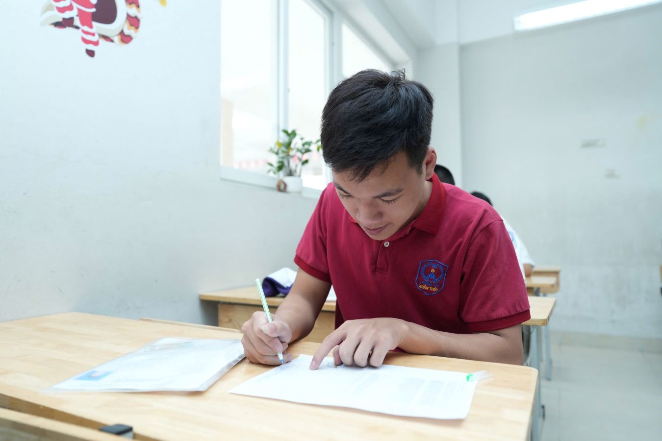 Lao Dong Newspaper quickly updates detailed answer suggestions for exam questions in the 2026 high school graduation exam. Photo: Huu Chanh