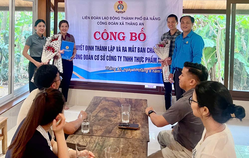 Thang An Commune Trade Union established the grassroots Trade Union of Noom Food Co., Ltd. with 25 union members. Photo: Thang An Trade Union