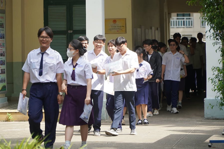 Thí sinh tại TPHCM rời điểm thi sau khi hoàn thành môn Ngữ văn, tự tin bước vào môn Toán chiều 11.6. Ảnh: Chân Phúc