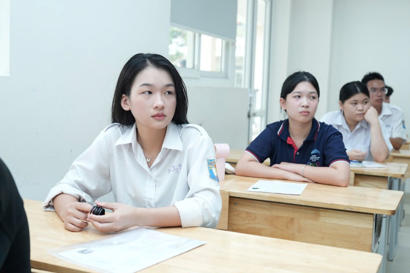 Lao Dong Newspaper quickly updates detailed answer suggestions for exam questions in the 2026 high school graduation exam. Photo: Huu Chanh