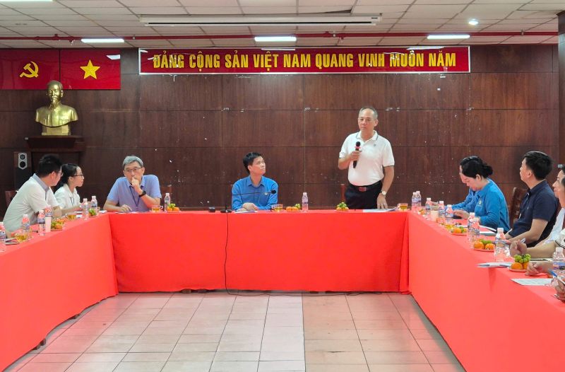 Ông Củ Phát Nghiệp - Chủ tịch CĐCS Công ty PouYuen (người đứng) báo cáo với đoàn công tác của Tổng LĐLĐ Việt Nam và LĐLĐ TPHCM. Ảnh: Đức Long