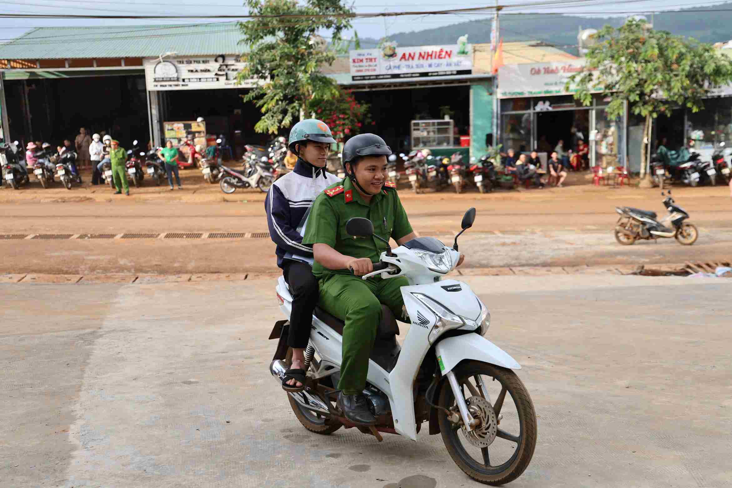 Công an xã Tuy Đức hỗ trợ thí sinh đi muộn đến điểm thi kịp thời. Ảnh: Mạnh Hà