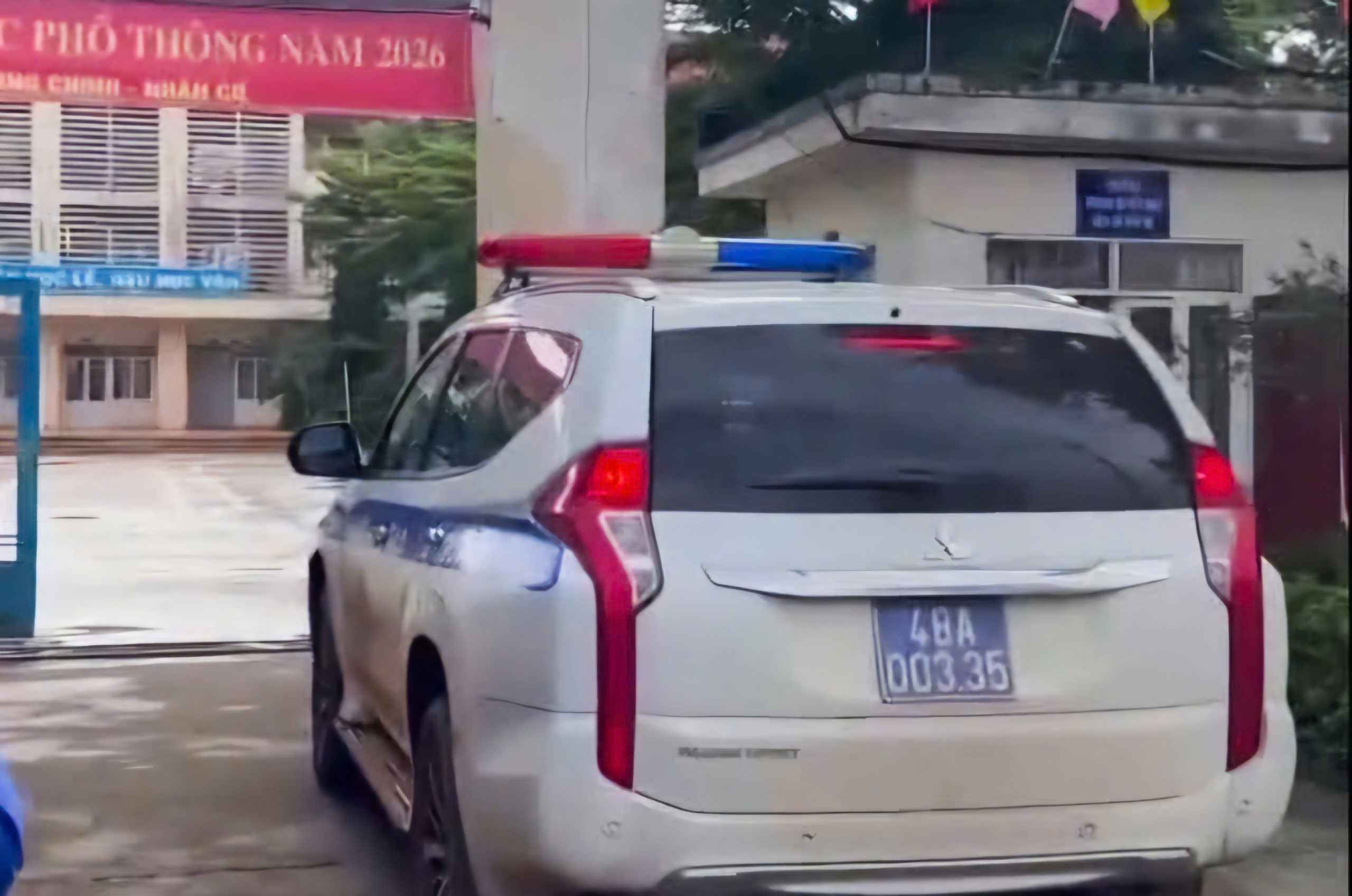 Specialized vehicles of the Lam Dong Traffic Police force traveled more than 40 km to support candidates. Photo: Police