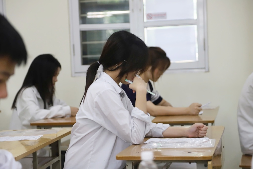 Los candidatos al examen de graduación de la escuela secundaria superior de 2026 pueden consultar las respuestas de la asignatura de Matemáticas. Foto: Tuong Van