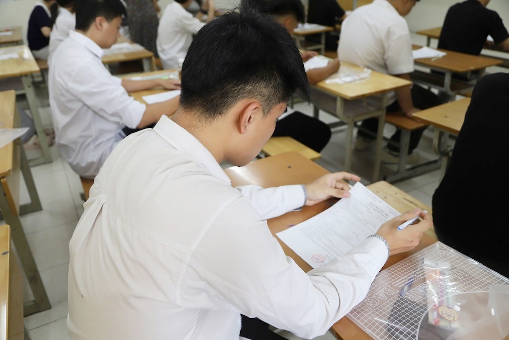 Candidates taking the 2026 high school graduation exam can refer to the Math answer key. Photo: Tuong Van