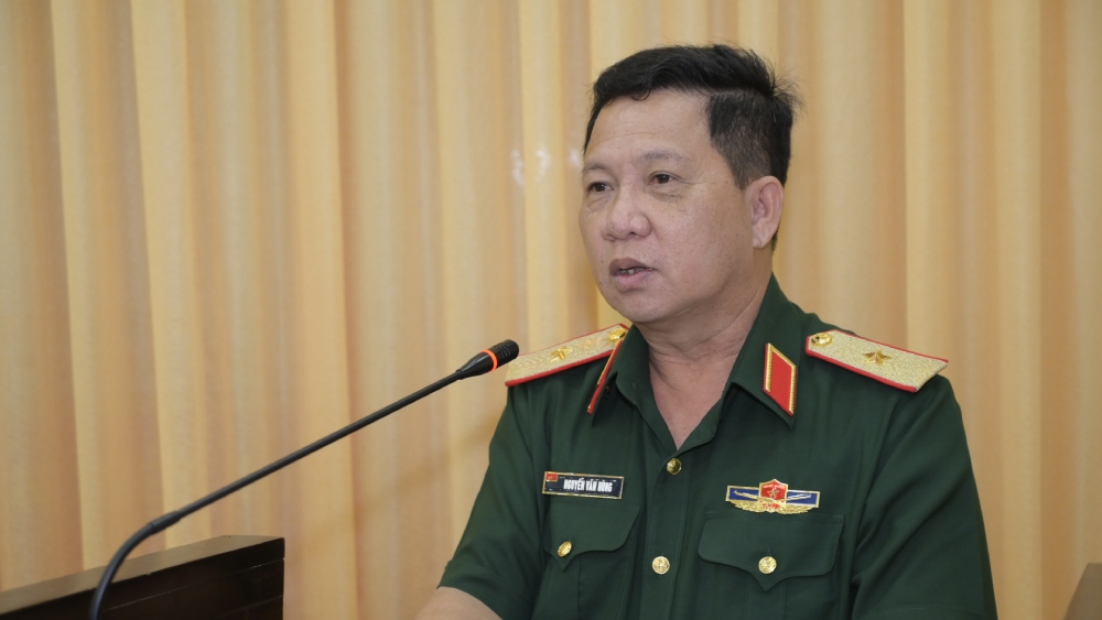 Major General Nguyen Van Hung, Commander of the Provincial Military Command, chaired the conference to collect opinions to determine the Traditional Day of the Armed Forces of An Giang province after the merger. Photo: Phuong Vu
