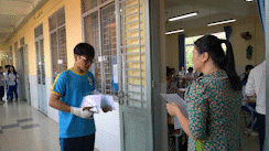 Candidate with broken right arm asks to do the Math exam himself, determined to pass the 2026 high school exam