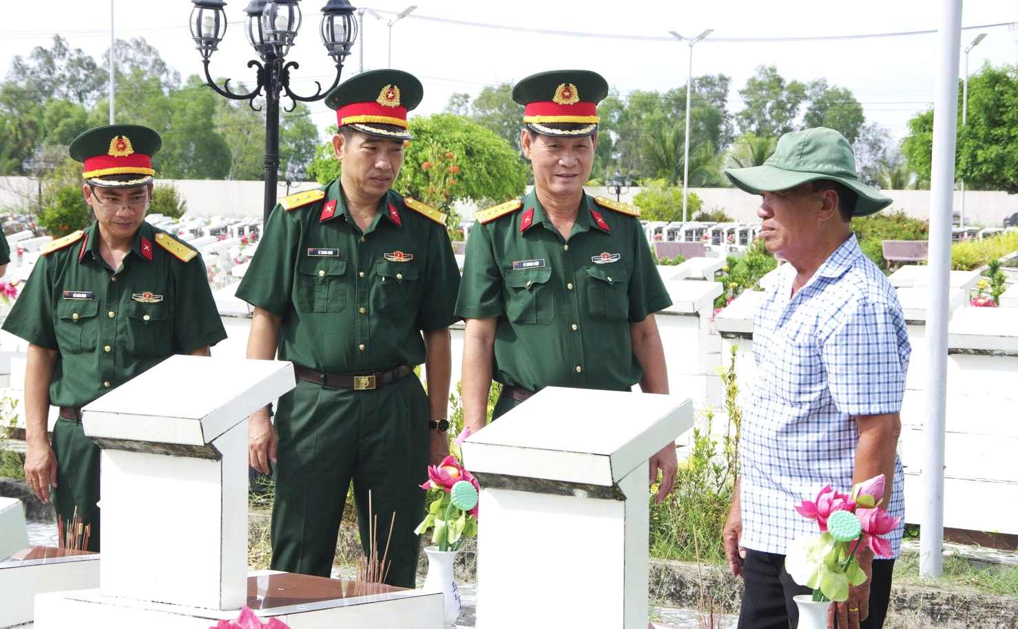 Head of the Provincial Military Command surveys the cemetery to prepare for the implementation of sampling, handover, and digitization in Tran Van Thoi commune. Photo: Van Dong.