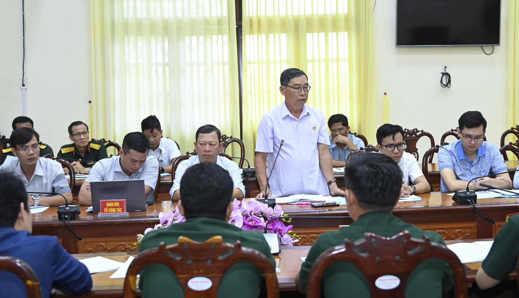 Các đại biểu góp nhiều ý kiến tại buổi họp. Ảnh: Văn Đông.