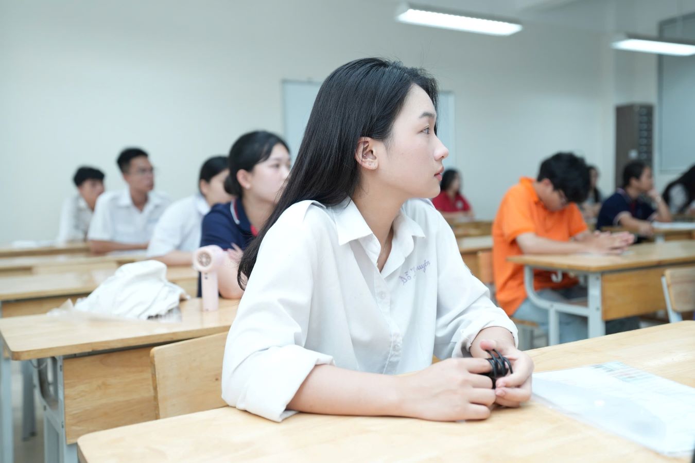 El periódico Lao Dong actualiza rápidamente y detalladamente las sugerencias de respuestas para los exámenes de las materias en el examen de graduación de la escuela secundaria superior de 2026. Foto: Huu Chanh