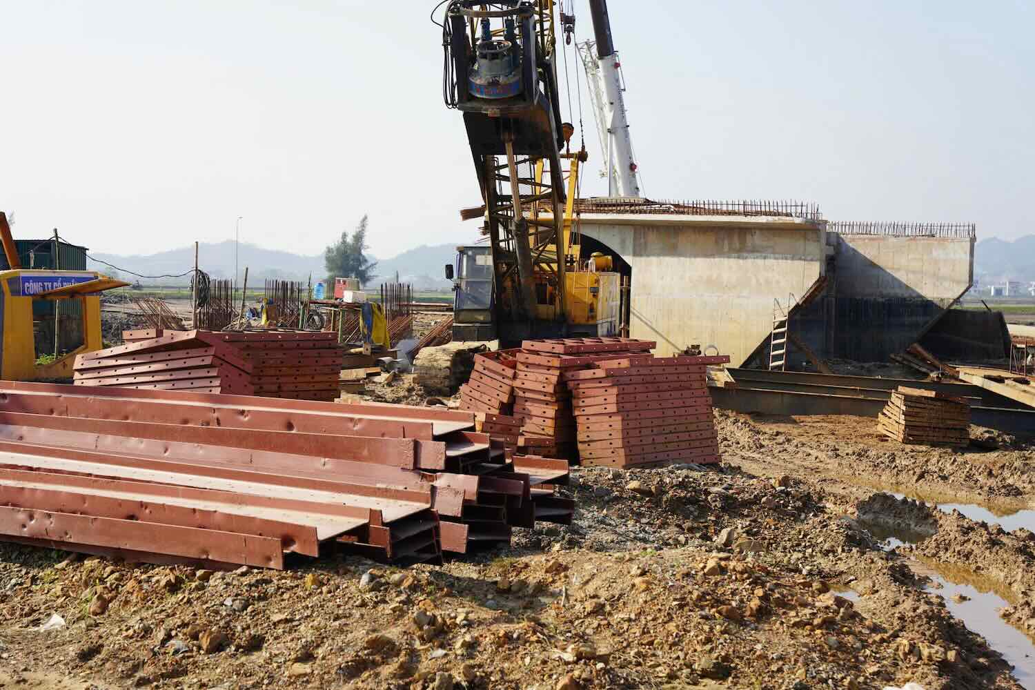 To Huu extended road project in Hue is behind schedule. Photo: Nguyen Luan.