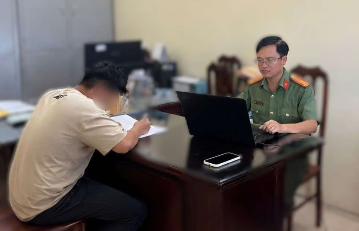 Cảnh cáo thiếu niên chia sẻ livestream đánh bạc online. Ảnh: Công an Ninh Bình