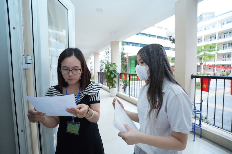 Candidates taking the 2026 high school graduation exam can refer to the Math answer key. Photo: Huu Chanh