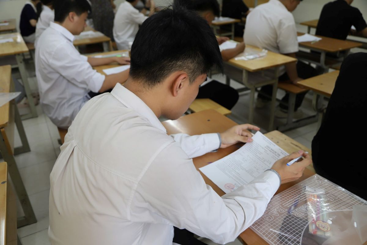 El periódico Lao Dong actualiza rápidamente y detalladamente las sugerencias de respuestas para los exámenes de las materias en el examen de graduación de la escuela secundaria superior de 2026. Foto: Tuong Van