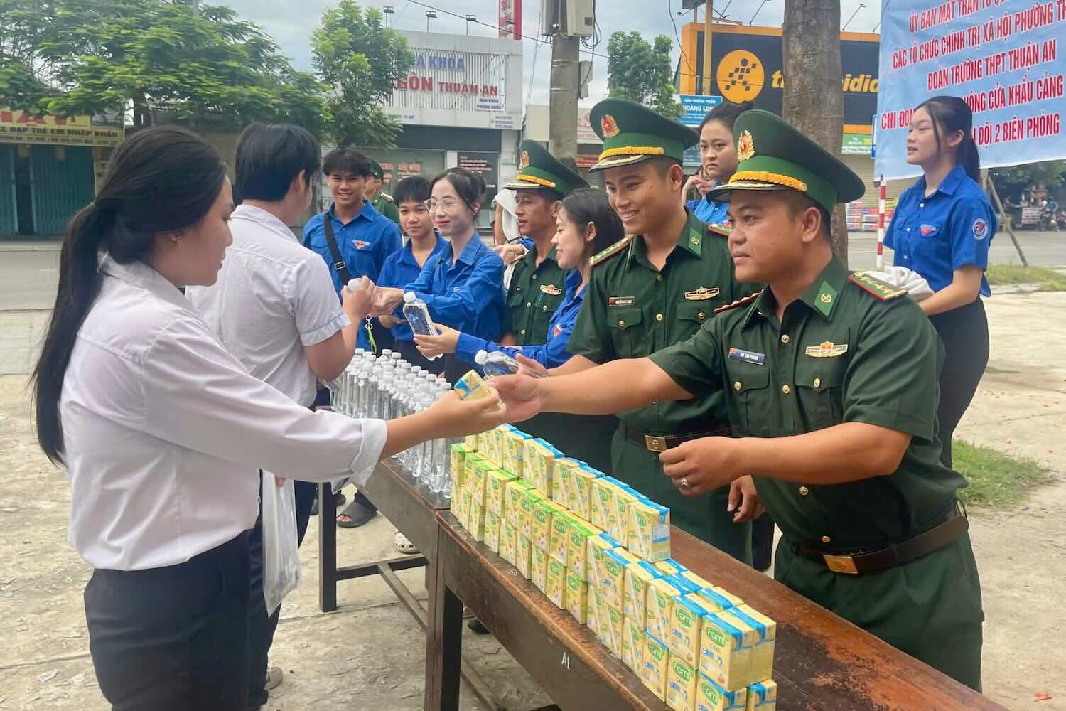 Hue City Border Guard supports the exam season. Photo: Vo Tien.