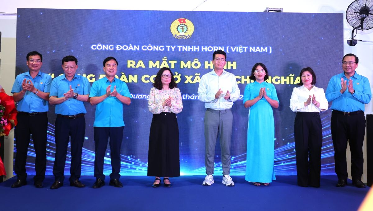 Delegates perform the launching ceremony of the socialist grassroots trade union model. Photo: Lan Anh