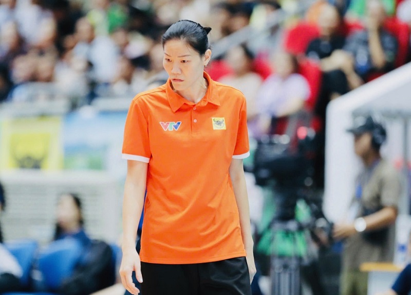 La entrenadora Ngọc Hoa está considerada como la opción del nuevo entrenador en jefe del equipo femenino sub-18 de Vietnam en el futuro cercano. Foto: VTVBĐLA