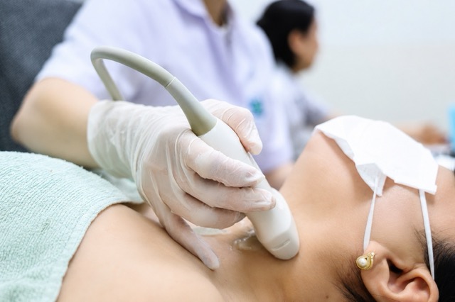 Hoarseness is a common symptom but lasts for 2-3 weeks and shows no signs of improvement, requiring medical examination. Photo: BVCC