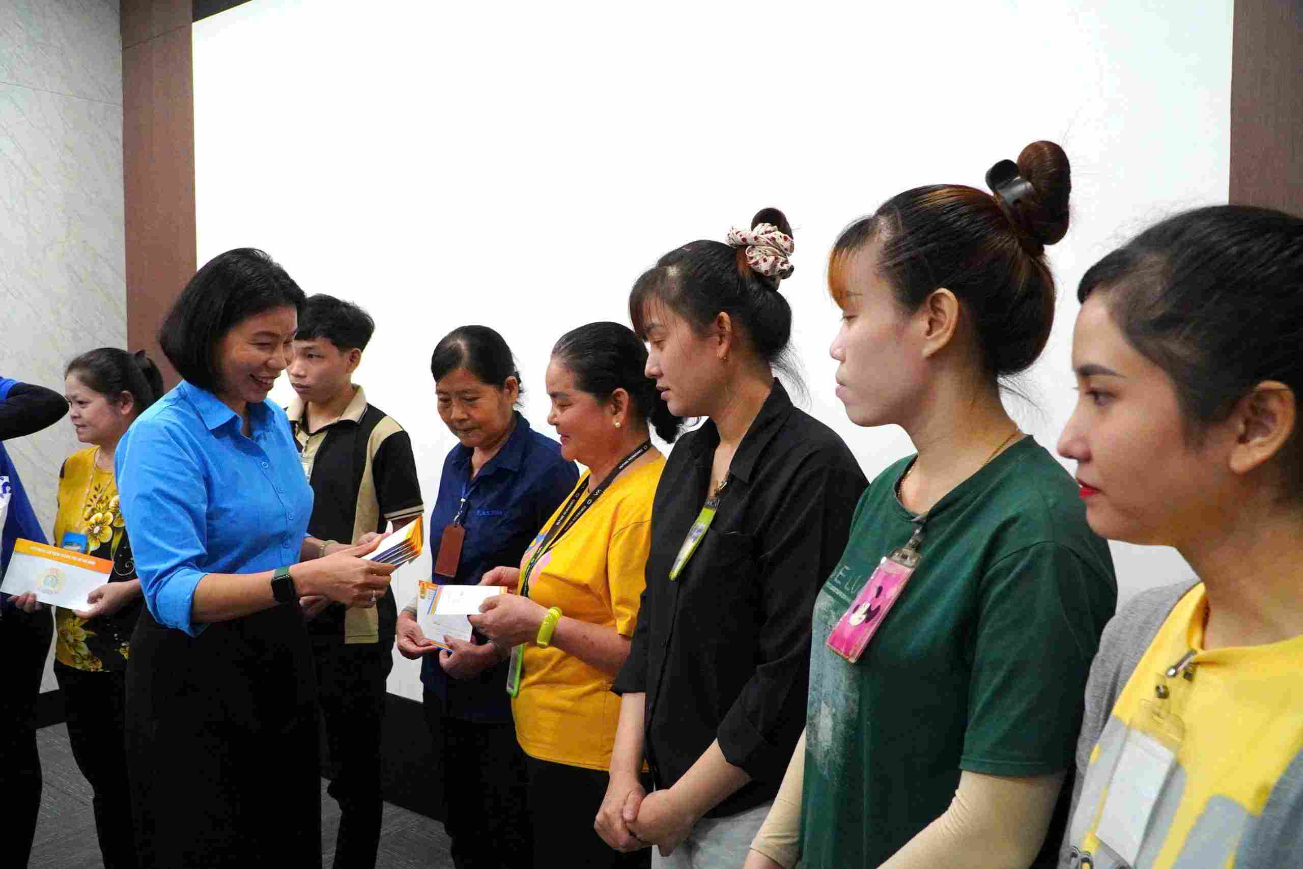 Ho Chi Minh City Labor Federation presents gifts to workers in difficult circumstances in Thuan Giao ward. Photo: Provided by Ho Chi Minh City Trade Union