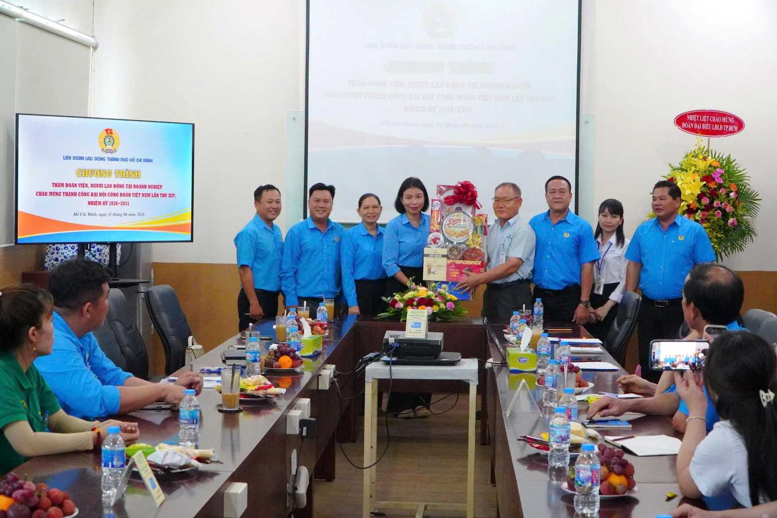 LĐLĐ TPHCM tặng phần quà đến doanh nghiệp ở phường Thuận Giao. Ảnh: Công đoàn TPHCM cung cấp