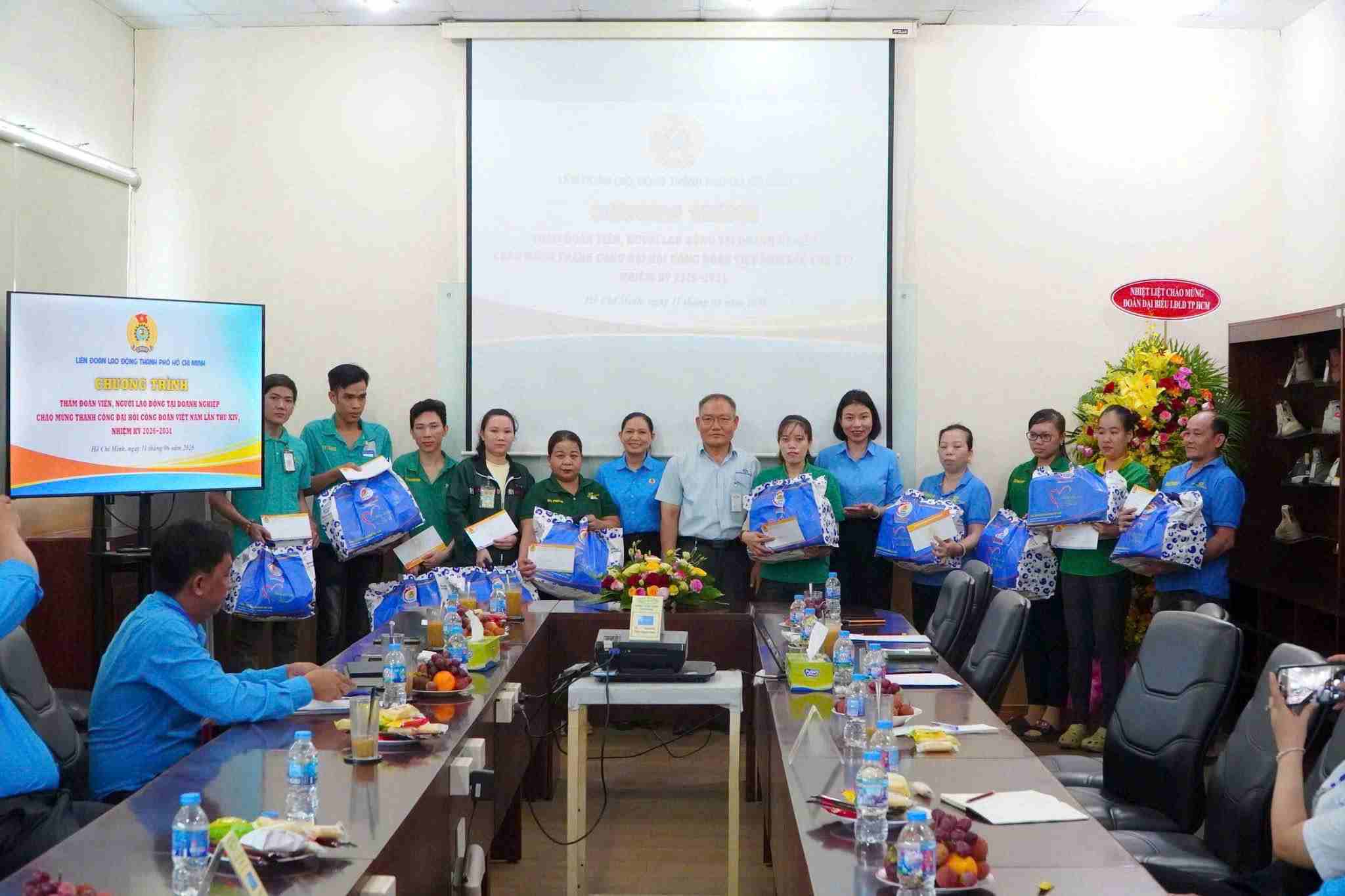 LĐLĐ TPHCM trao quà cho công nhân khó khăn ở phường Thuận Giao. Ảnh: Công đoàn TPHCM cung cấp