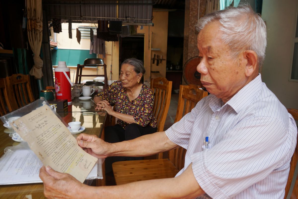 Hàng thập kỷ trôi qua kể từ khi nhận giấy báo tử, vợ chồng ông Ninh vẫn đau đáu, mong sẽ có ngày tìm thấy phần mộ của các em để cất bốc, đưa về với đất mẹ. Ảnh: Quách Du