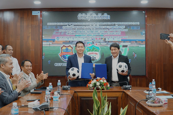 Cùng với sản xuất nông nghiệp, Hoàng Anh Gia Lai thúc đẩy đam mê thể thao, bóng đá mạnh mẽ tại tỉnh Champasak. Ảnh: Thanh Tuấn