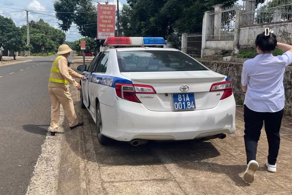 Gia Lai traffic police use specialized vehicles to take candidates home to get exam notification papers. Photo: Van Quy