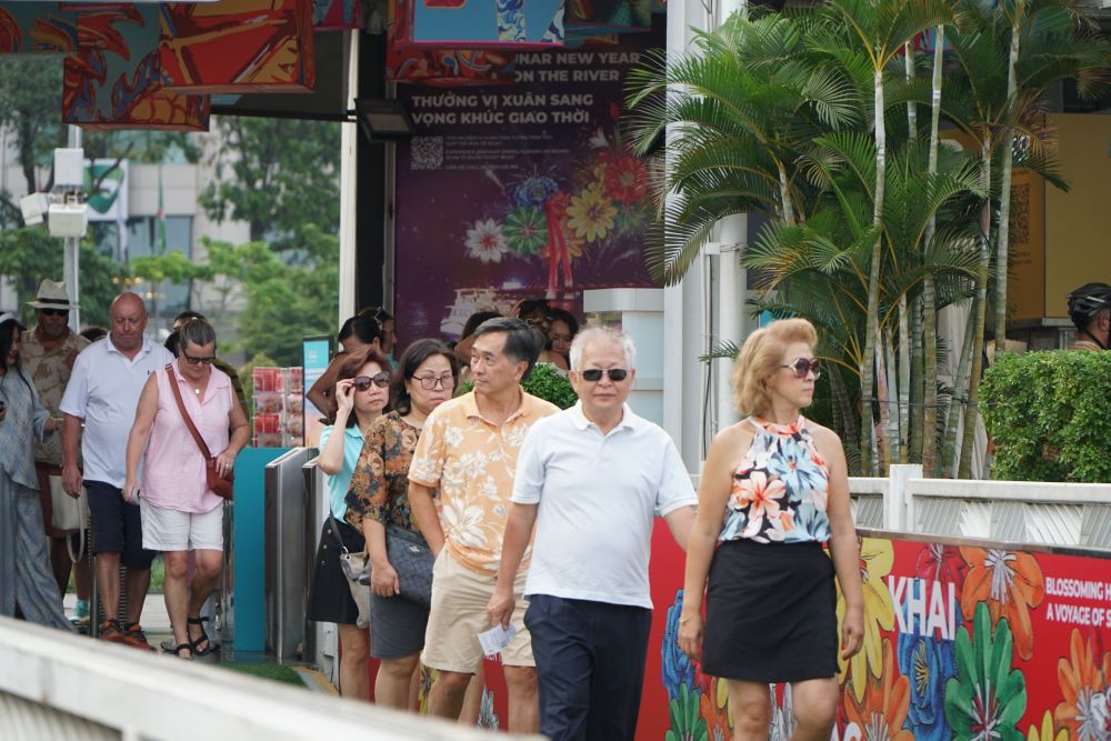 Tourists experience waterway tourism products on the Saigon River. Photo: Thanh Chan