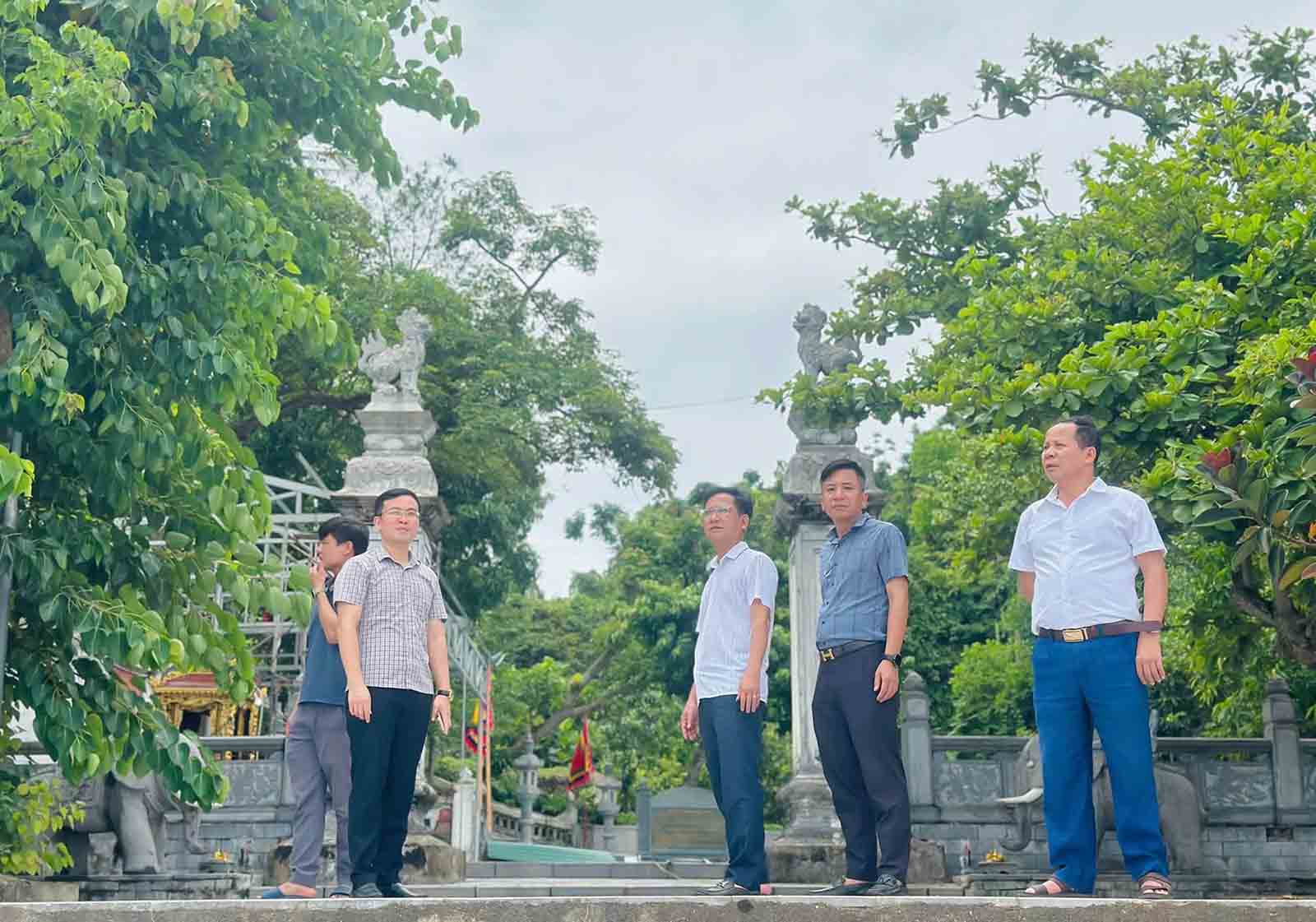 Leaders of Thach Khe commune inspect the preparation for organizing the Chieu Trung Dai Vuong Le Khoi Temple Festival. Photo: Hoang Anh