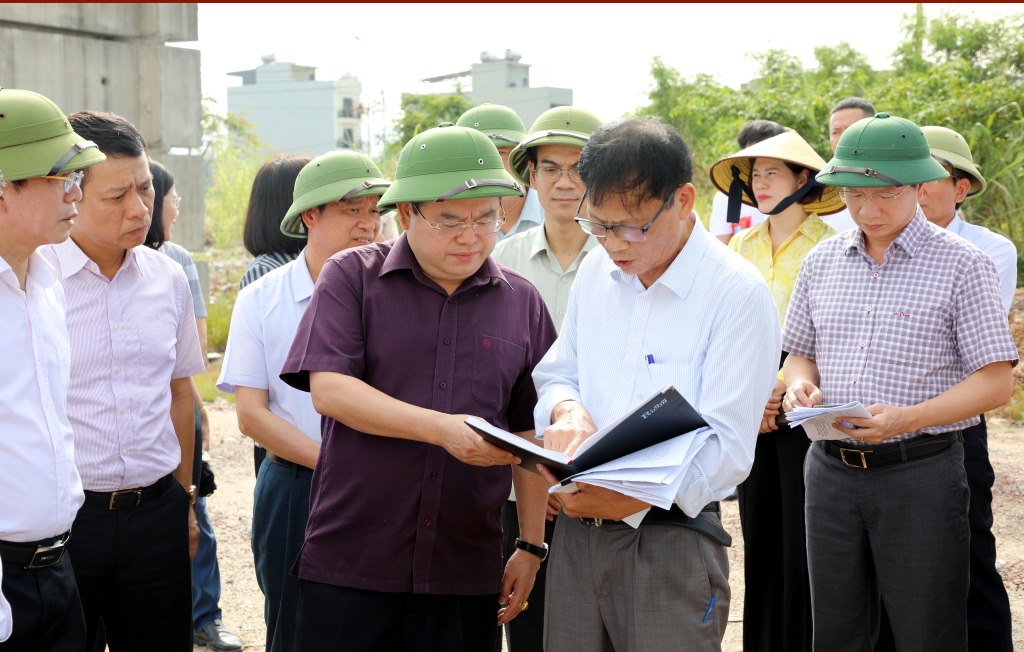 Bí thư Tỉnh ủy Quảng Ninh nghe chủ đầu tư là Công ty CP Xây dựng công trình 507 báo cáo về dự án. Ảnh: Thu Chung
