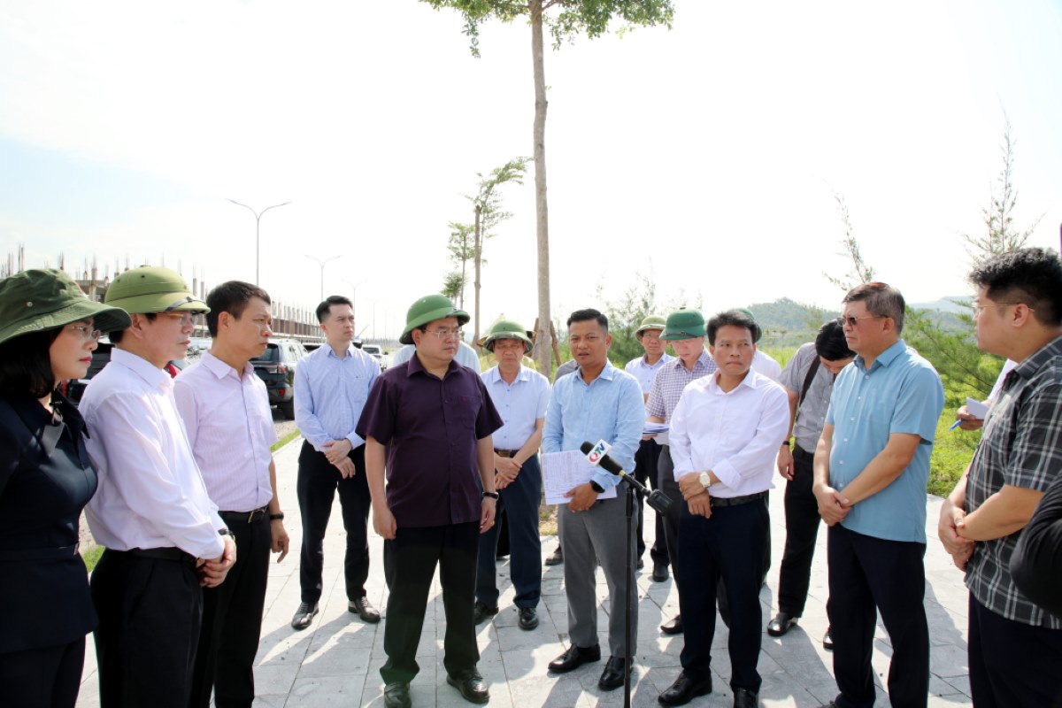 Quang Ninh Provincial Party Secretary listens to Cao Xanh Ward leaders report on the progress of the urban infrastructure investment project of FLC Group Joint Stock Company, which is currently behind schedule. Photo: Thu Chung