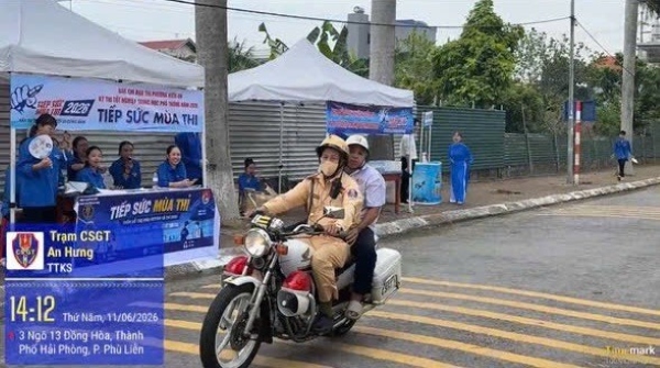 Candidates are supported to reach the exam site safely. Photo: Hai Phong Police