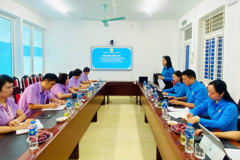 Son La Provincial Labor Federation deploys inspection and supervision of 23 affiliated grassroots trade unions. Photo: Truong Son