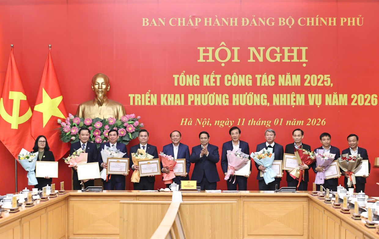 The Vietcombank Party Committee is 1 of 10 outstanding collectives directly honored at the 2025 summary conference and 2026 task deployment of the Executive Committee of the Government Party Committee (Mr. Nguyen Thanh Tung - Secretary of the Party Committee, Chairman of the Board of Directors of Vietcombank - ranked 4th from the left, representing the Vietcombank Party Committee collective receiving a certificate of merit). Photo: VCB