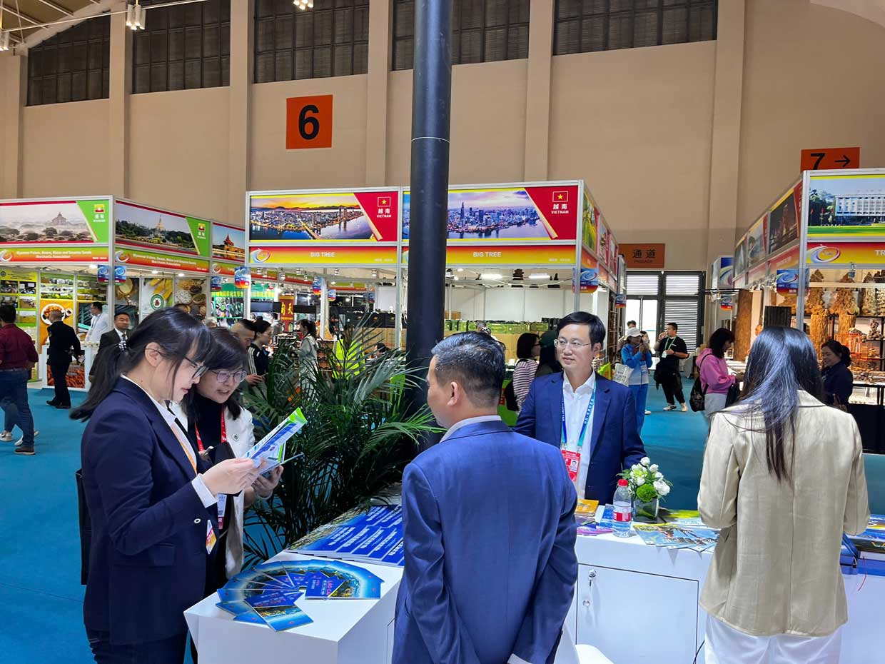 Không gian trưng bày của tỉnh Lào Cai tại Hội chợ Trung Quốc - Nam Á lần thứ 10 thu hút đông đảo khách tham quan, tìm hiểu.