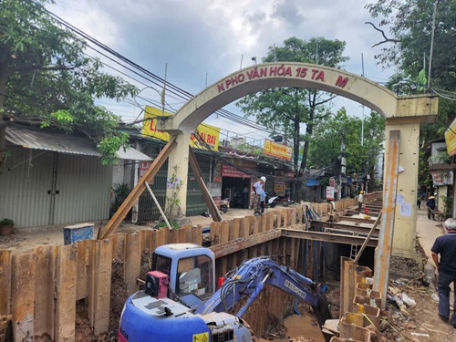 Đơn vị thi công đẩy nhanh tiến độ những đoạn cống cuối cùng tại đường Tân Mỹ, phường Từ Liêm, Hà Nội. Ảnh: Minh Hạnh 