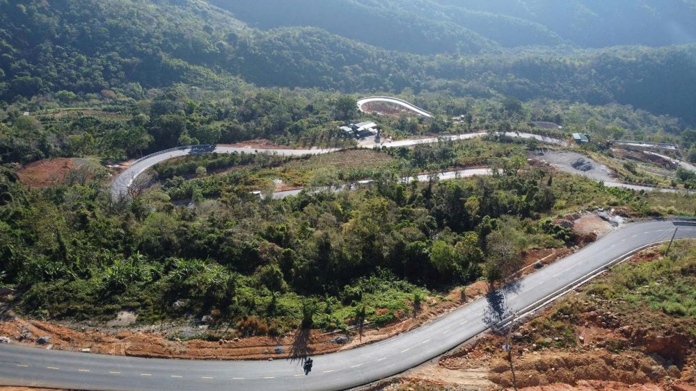 Một đoạn trên Quốc lộ 28B đã hoàn tất thảm nhựa. Ảnh: Duy Tuấn