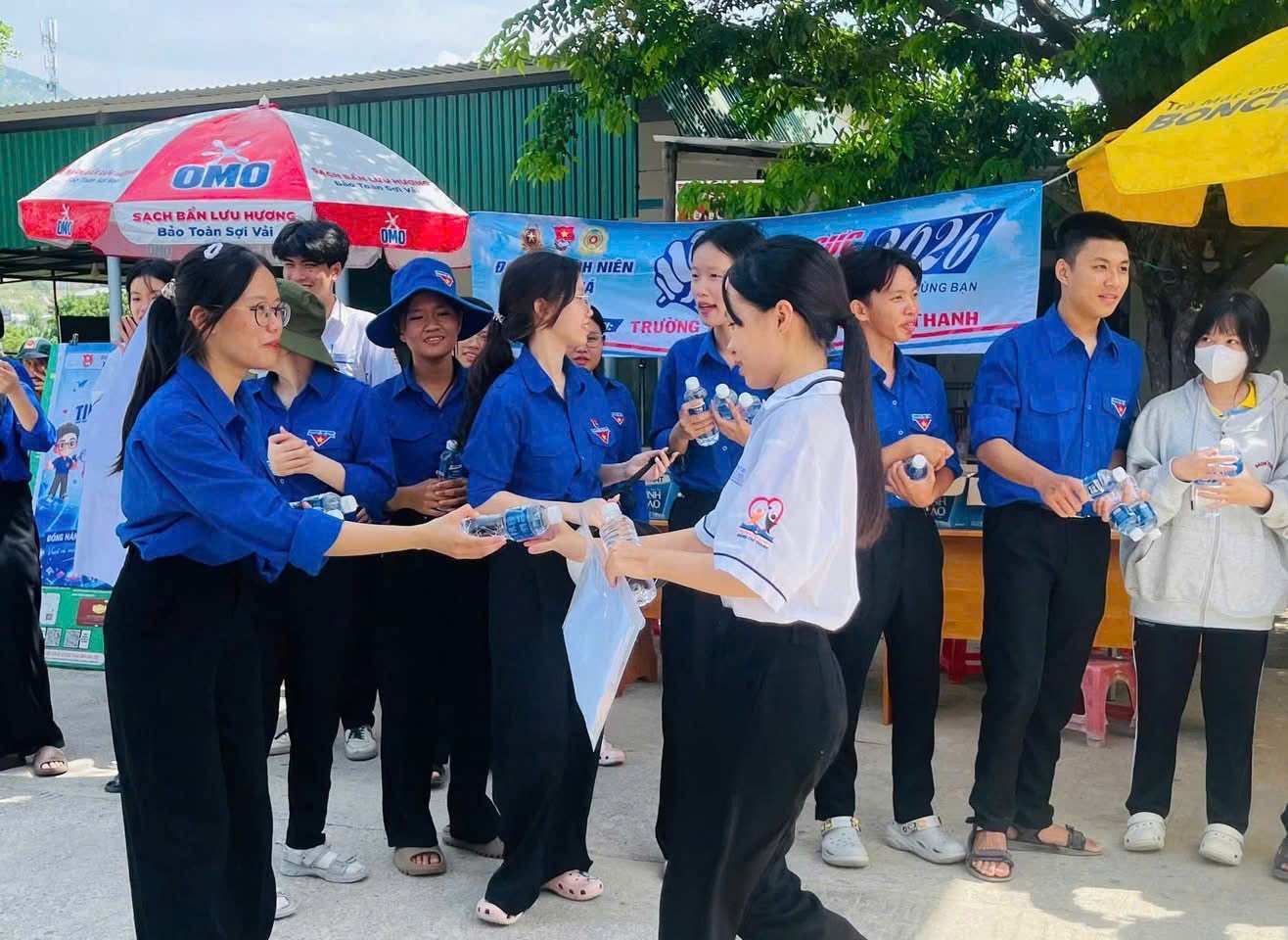 At the exam site of Dang Chi Thanh Secondary and High School (Ca Na commune, Khanh Hoa province), union members and volunteer youth of Ca Na commune deployed the "Exam Season Support" program, encouraging students before the exam time. Photo: Ca Na Commune Youth Union
