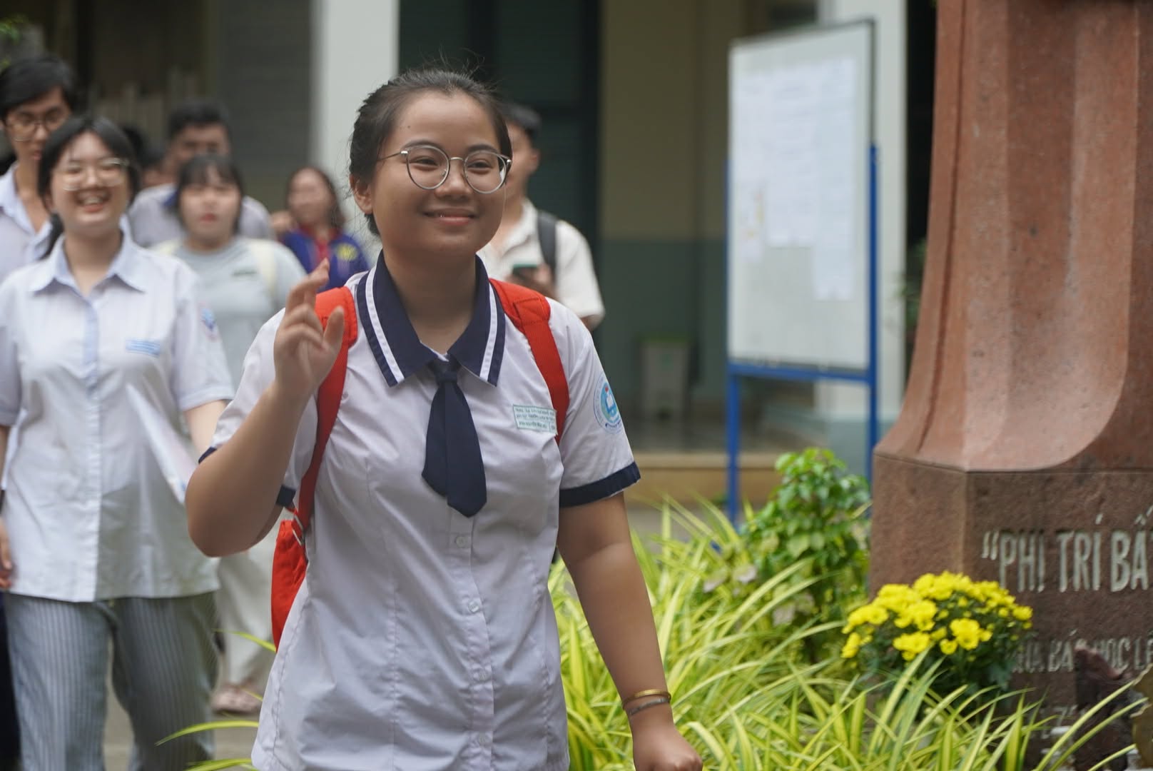 Thí sinh tại TPHCM rời khỏi điểm thi sau khi hoàn thành bài thi môn Toán trong chiều nay. Ảnh: Chân Phúc