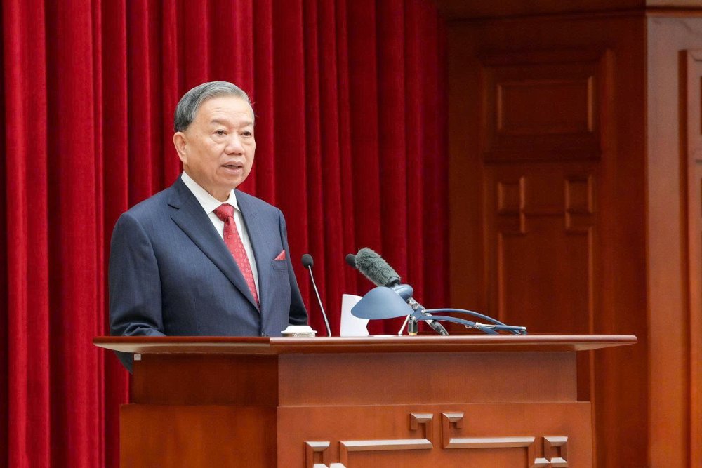 On behalf of the Politburo, General Secretary and President To Lam signed and promulgated Regulation No. 193-QD/TW on the functions, tasks, powers, working regime, and working relations of the Central Steering Committee for perfecting institutions and law enforcement. Photo: Hien Hoa