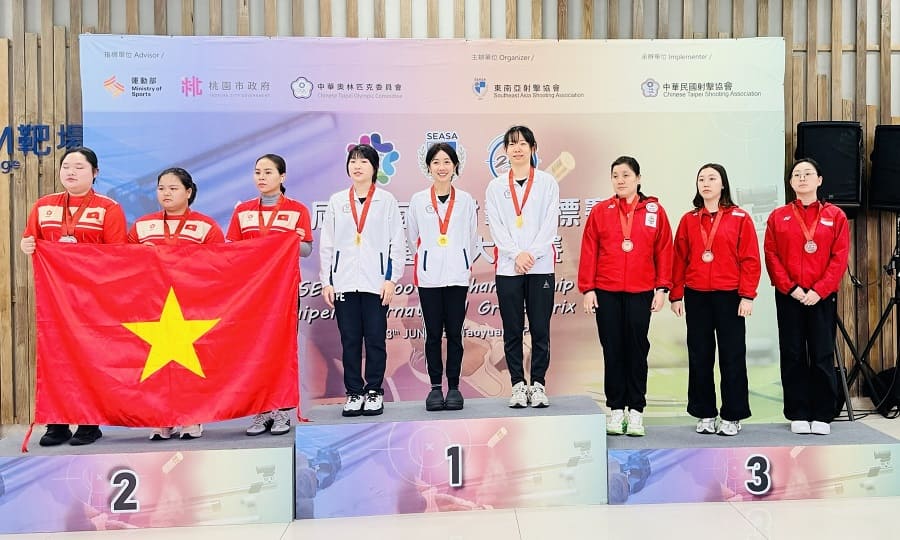 Trịnh Thu Vinh y sus compañeras de equipo reciben la medalla de plata en la prueba de pistola de aire comprimido femenina de 10 metros por equipos. Foto: Selección vietnamita de tiro