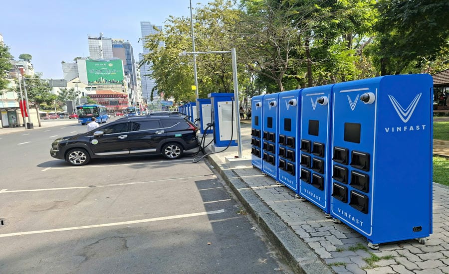 Battery exchange cabinet and charging station installed on the sidewalk of Le Lai street, Ben Thanh ward (HCMC). Photo: Minh Quan