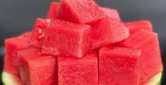 Few people know the uses of watermelon to help reduce muscle pain. Photo: Kieu Vu